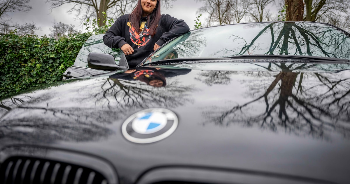 Shivani (22) kreeg deze BMW cadeau van haar vriend: ‘Samen hebben we acht auto’s’