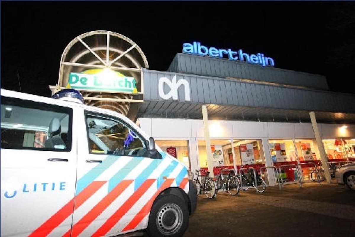 De politie bij winkelcentrum De Burcht in Breda waar donderdagavond de Albert Heijn is overvallen. foto Jeroen Stuve