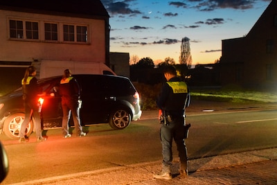 Weekend verkeer in de grensstreek: cannabis in de wagen, vluchtmisdrijven en auto overkop