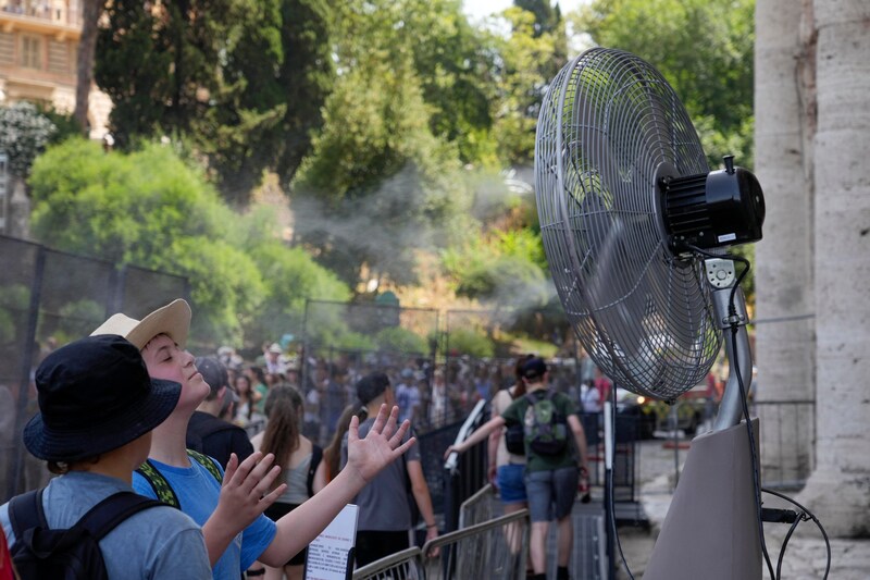 Toeristen in Rome zoeken verkoeling.