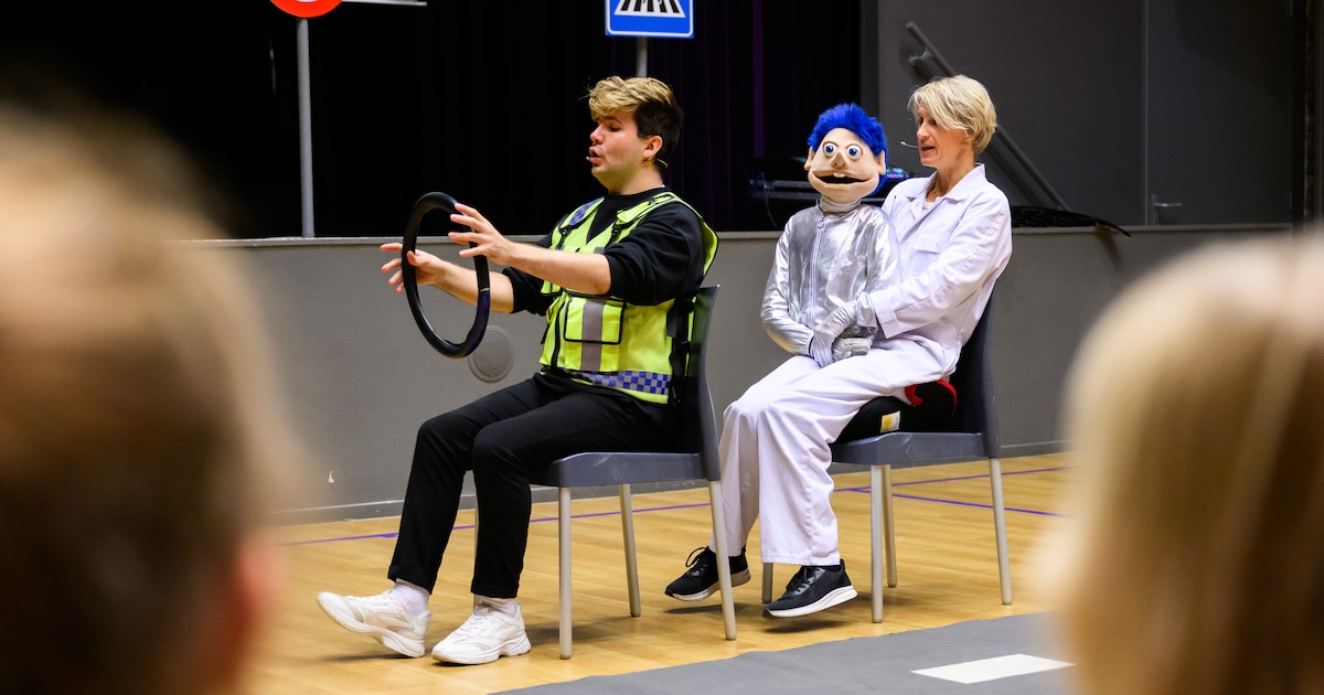 Ruben (5) en Jason (6) uit Gilze leren een blauwharige alien alles over de verkeersregels
