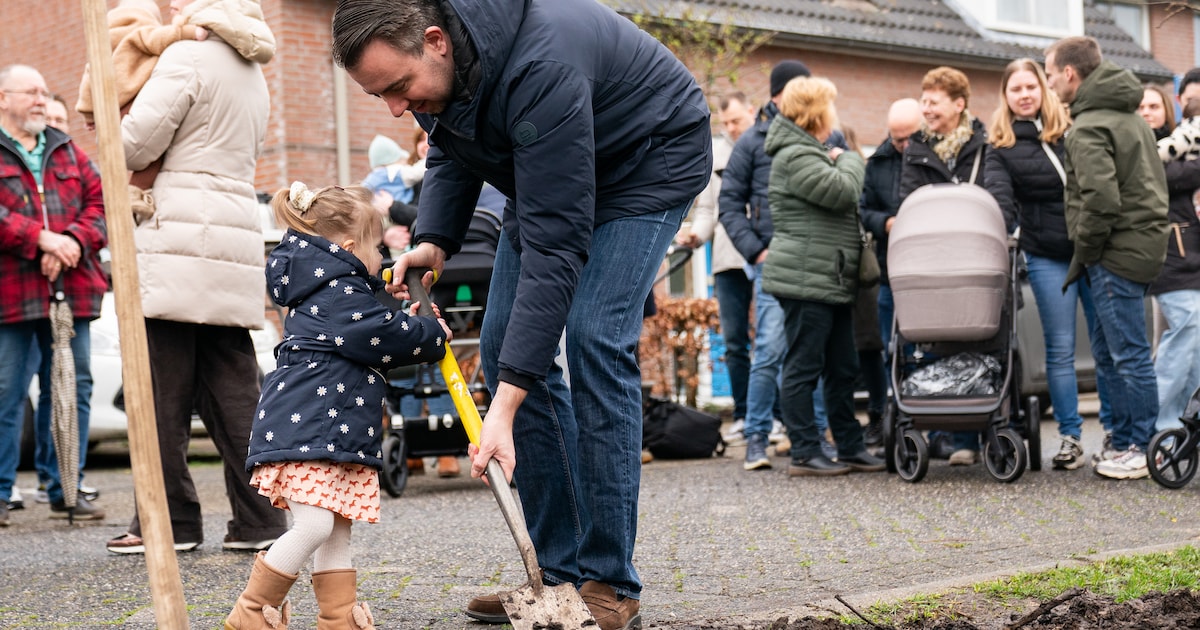 Ouders stoppen levenswensen voor pasgeborene in tijdcapsule bij geboorteboom: ‘Hij mag altijd zichze