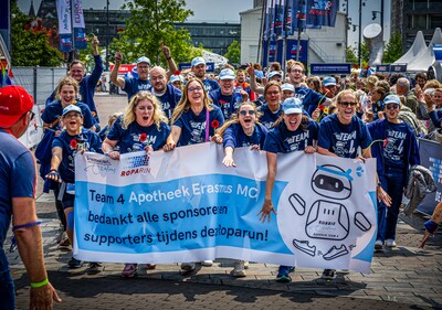 Tranen, kussen en bloemen bij de finish van de Roparun: ‘Voor zieke kinderen wil ik best afzien’