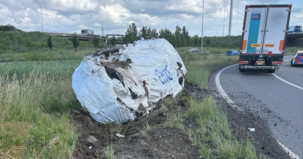 Vrachtwagen verliest rupsband van 36.000 kilo: verbindingsweg A59 naar A16 na nachtelijke berging we