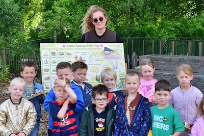 Natuurspeelplek waar kinderen hutten bouwden en kikkers vingen verdwijnt: Leonie moet alles opruimen