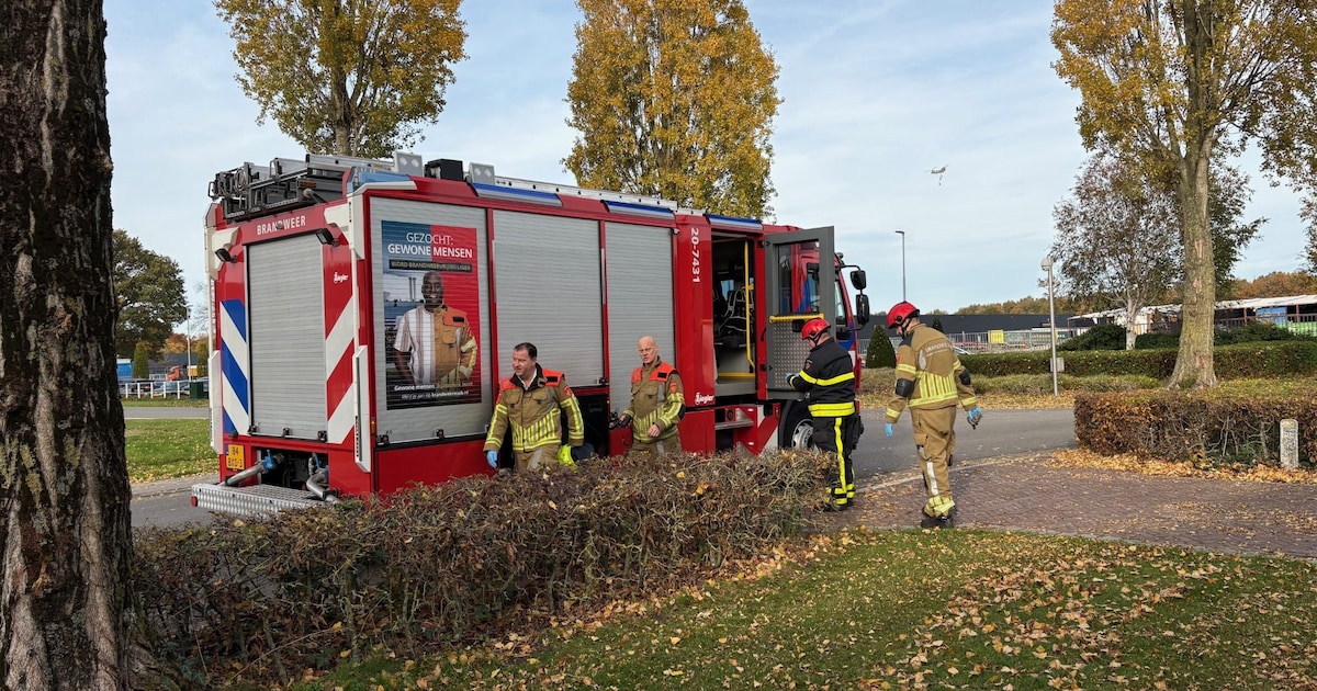 Man zit met hand bekneld in klep van grasmaaier in Gilze, brandweer bevrijdt hem