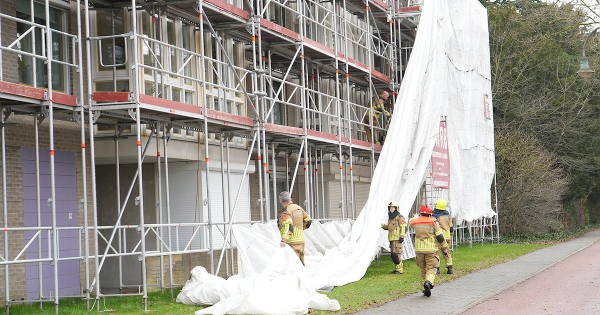 Gevaarlijk loshangend doek aan steiger in Oosterhout vastgezet | 112 nieuws Oosterhout