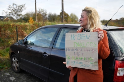 ‘Nederland helpt mij niet’: werkende vrouw uit Enschede leeft noodgedwongen in haar auto