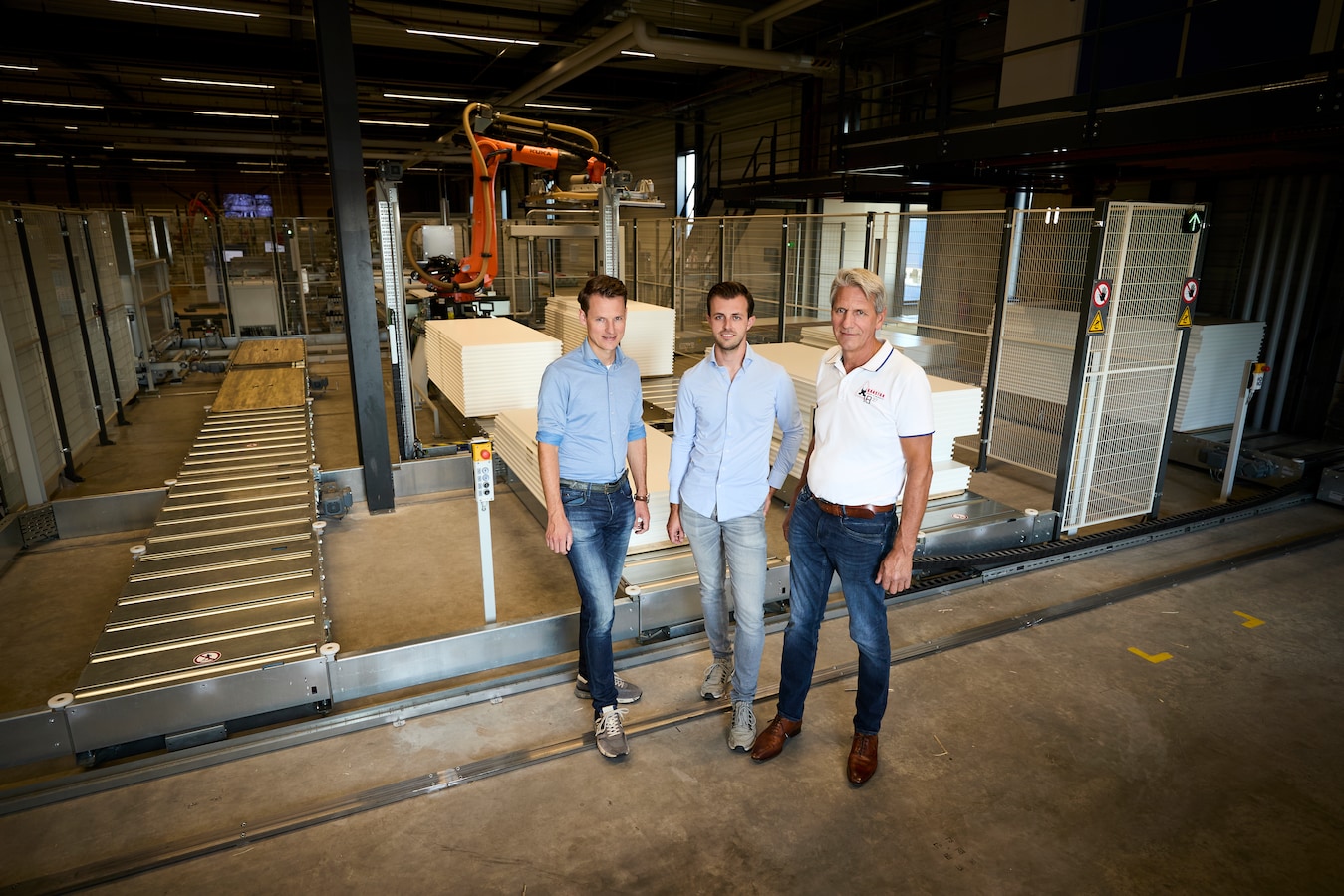 Luc, Bart en Henny van Gemert van HG Engineering bij een van hun machines, die draait bij Berkvens Deursystemen in Someren.
