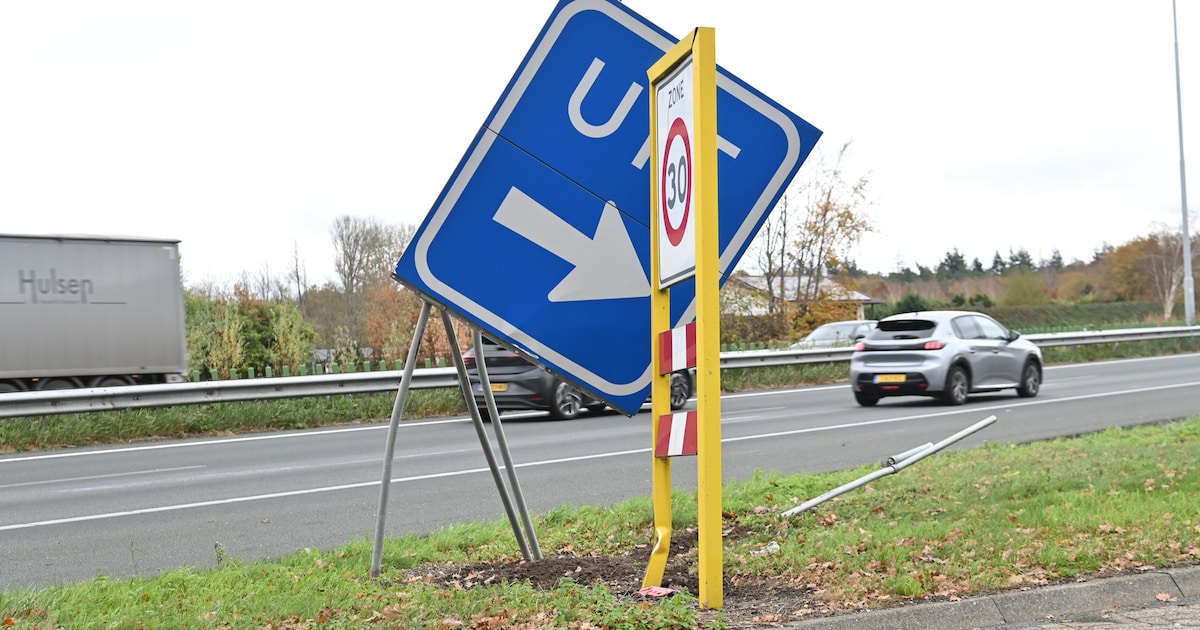 Automobiliste rijdt tegen verkeersborden en vangrail bij tankstation langs A58 bij Etten-Leur
