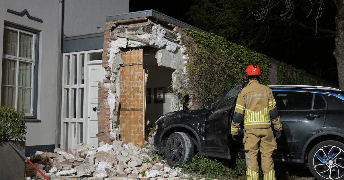 Automobilist rijdt woning in Breda binnen: bestuurder aangehouden