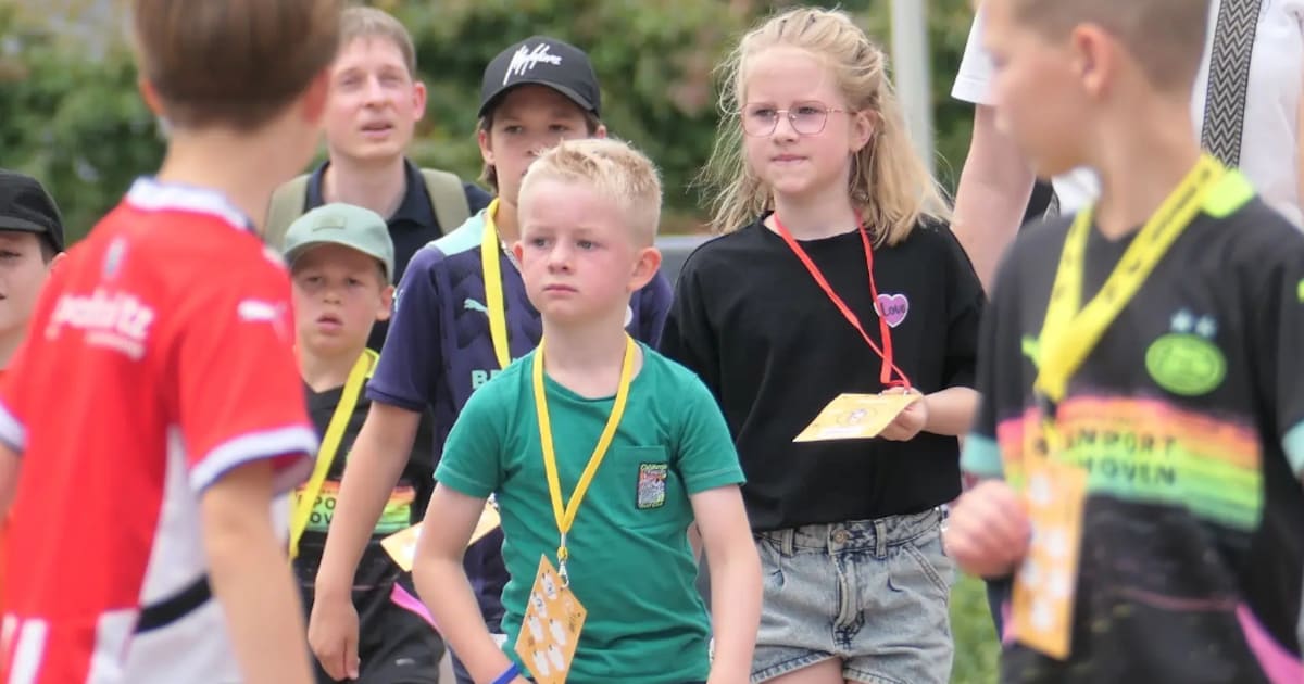 Kinderen lopen Mini Kennedymars door Someren met optreden van Fenna Ramos