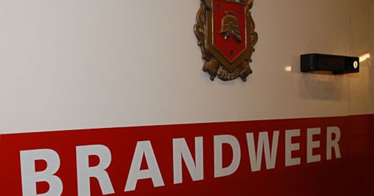 Brandende strobalen in Ossenisse
