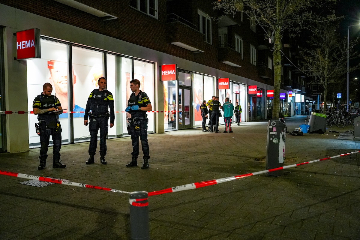 Voor de Hema op de Lustofstraat stopte de auto, die was beschoten.