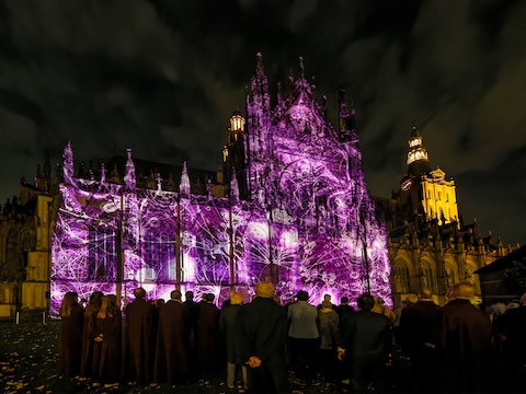 Lichtspektakel en Festival 400 brengen het Beleg van 1629 tot leven op gevel stadhuis en op de Parade