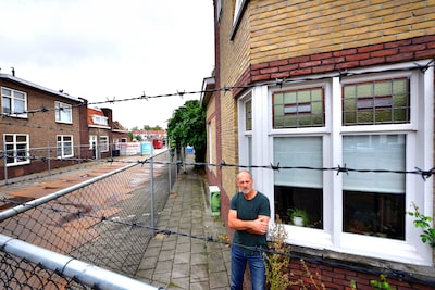 Bouwhek met prikkeldraad op anderhalve meter voor de deur zet Roland op scherp: ‘Enorme invloed op m