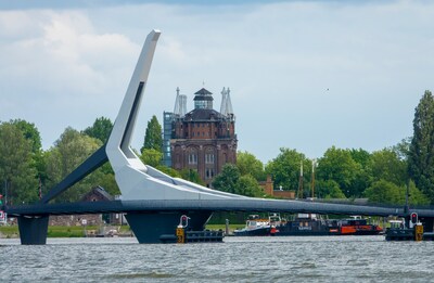 De in het oog springende Prins Clausbrug is al sinds 2021 in gebruik, maar gemeente is er nu nog bijna vier ton extra aan kwijt
