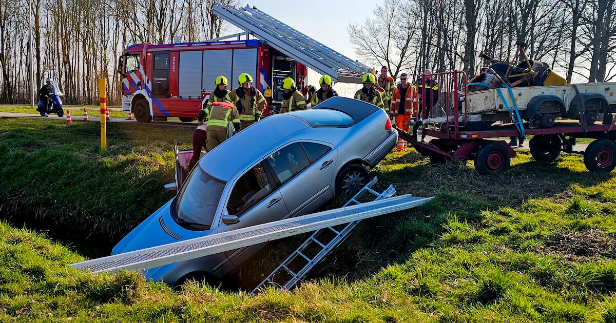 Voertuig te water op 's-Gravendeelseweg in Maasdam