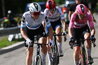 Anna van der Breggen pareert aanval en behoudt roze trui in Giro Donne, primeur voor ritwinnares Demi Vollering