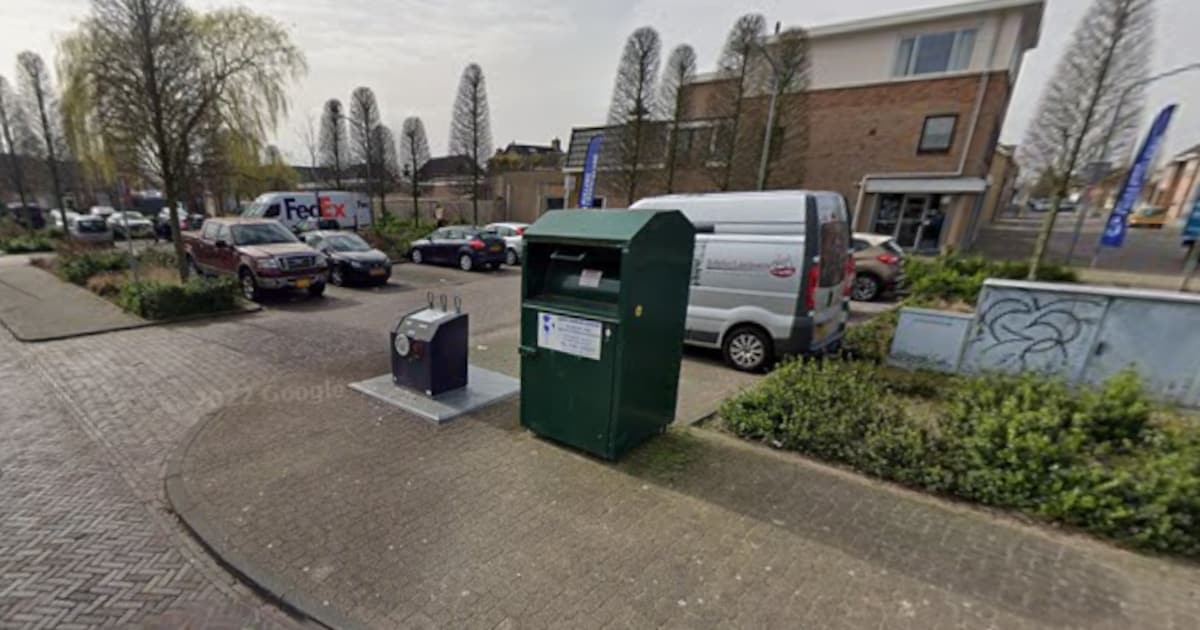 Kledingcontainer in Made geplunderd: daders laden zakken kleding in busje, politie start onderzoek