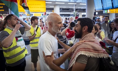 Activisten van Gazavloot terug in Nederland: ‘Acht uur op mijn knieën gezeten met de handen op mijn rug’