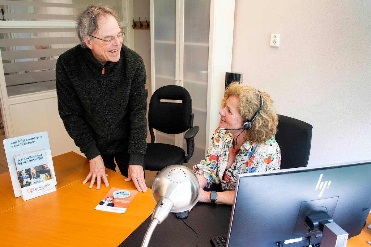 Wiet Kerkhoven en Yolanda Goes, vrijwilligers bij De Luisterlijn.