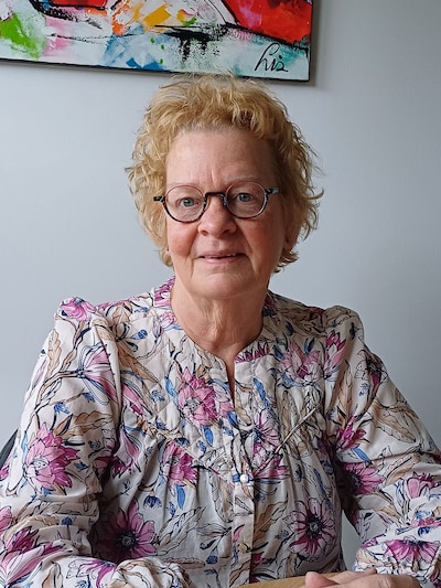 Thecla de Bree geeft lezing over haar boek 'Witte Zwanen' in Hoeksche Waard