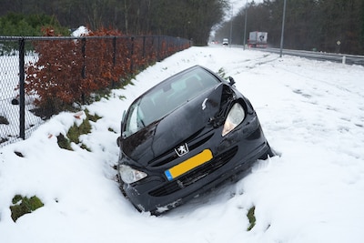 Man en vrouw stranden met auto en vallen helpende agent aan in Hulten