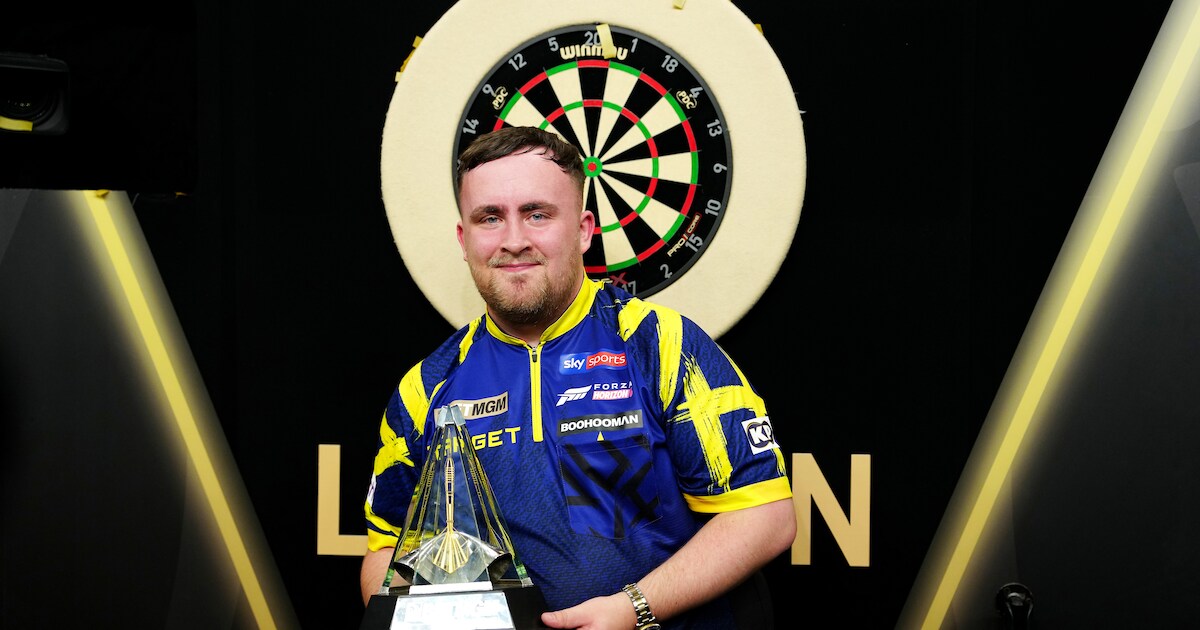 luke-littler-staat-na-zware-premier-league-wel-weer-met-de-beker-ik