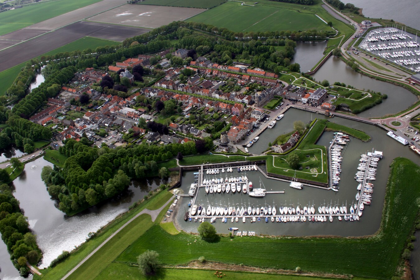 De gemeentelijke jachthaven van Willemstad op de voorgrond, en jachthaven De Batterij  rechts op de achtergrond.