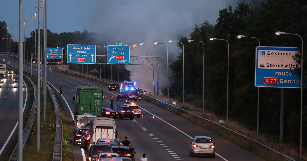 Auto uitgebrand op de A73 bij Rijkevoort, snelweg korte tijd afgesloten