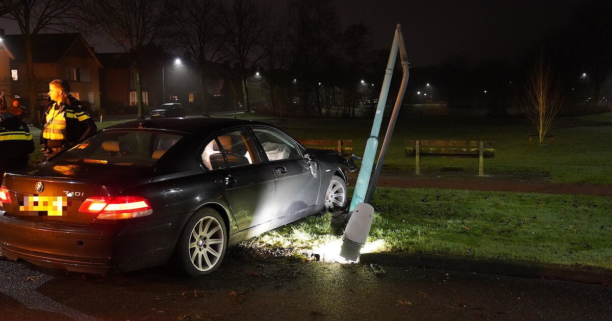 Tilburger (43) rijdt met auto dwars over rotonde in Rijen, stapt uit en zakt verderop in elkaar