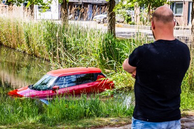 Oeps! Auto rolt water in nadat bestuurder handrem vergeet in Oud-Beijerland