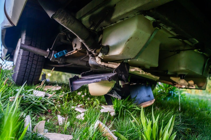 Camper rijdt sloot in in Geldrop doordat bestuurder handrem vergeet op te zetten. 