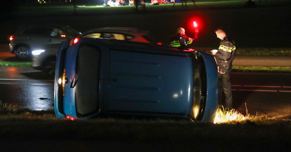 Vrouw verliest macht over het stuur en belandt met haar voertuig op de zijkant in Roosendaal
