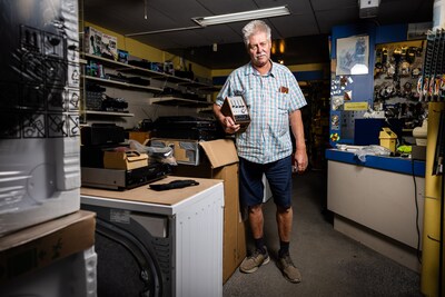 Hans zat op zijn achtste al te prutsen aan kapotte radio’s, nu is hij 72 en sluit hij zijn reparatiewinkel