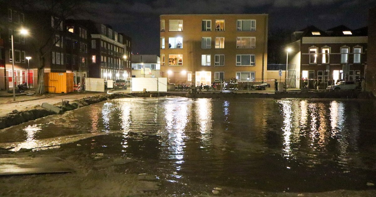 Waterlekkage op bouwterrein zet straat blank in Rotterdam-Noord