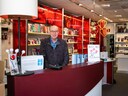 Fred Wensink achter de toonbank van zijn Christine le Duc in Amersfoort. ,,Of ik de stad heb zien veranderen? Nou, eigenlijk nauwelijks.’’
