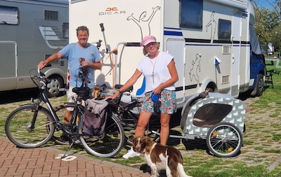 ‘Luxe camperaars’ José en Ike reizen door Nederland met hond Andy (die het rijden maar niks vindt)