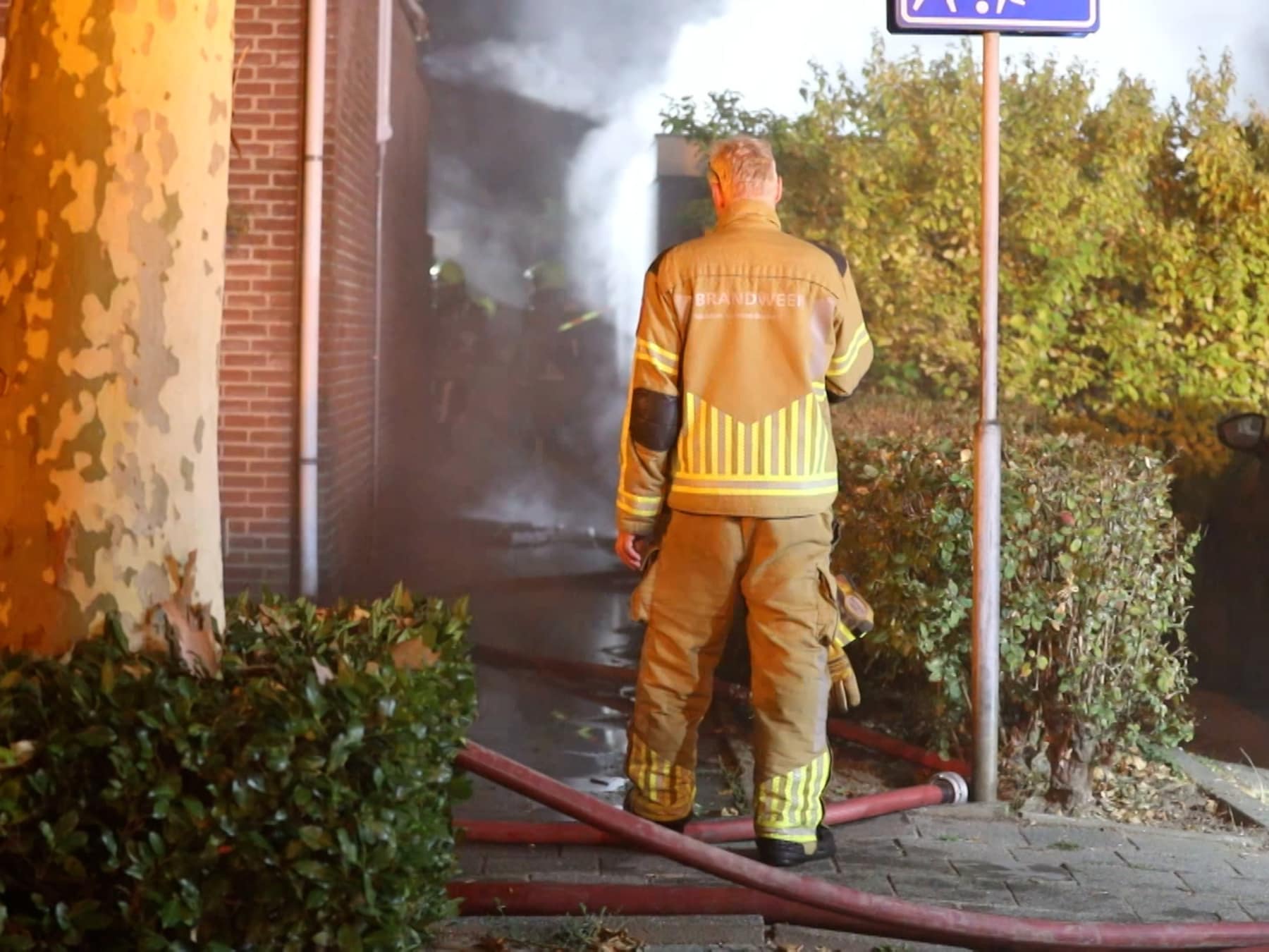 Schuur brandt uit in woonwijk in Steenbergen