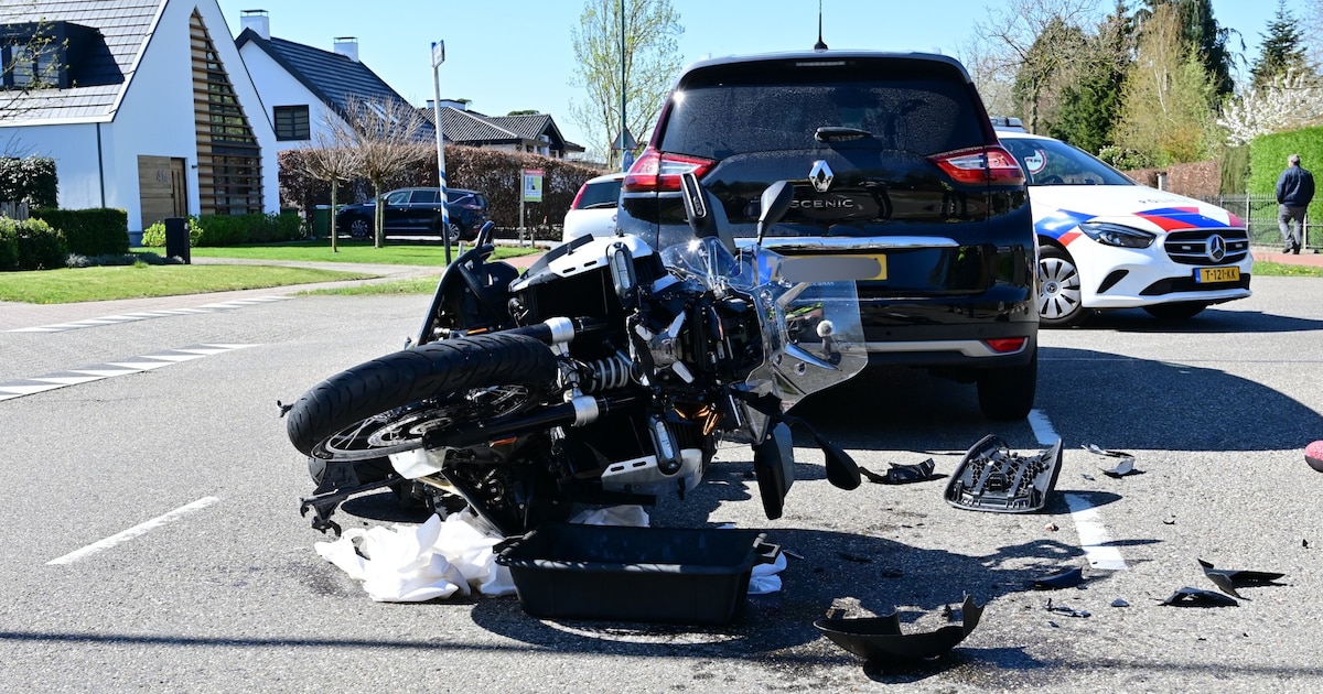 Motorrijder botst achterop auto en raakt gewond in Prinsenbeek