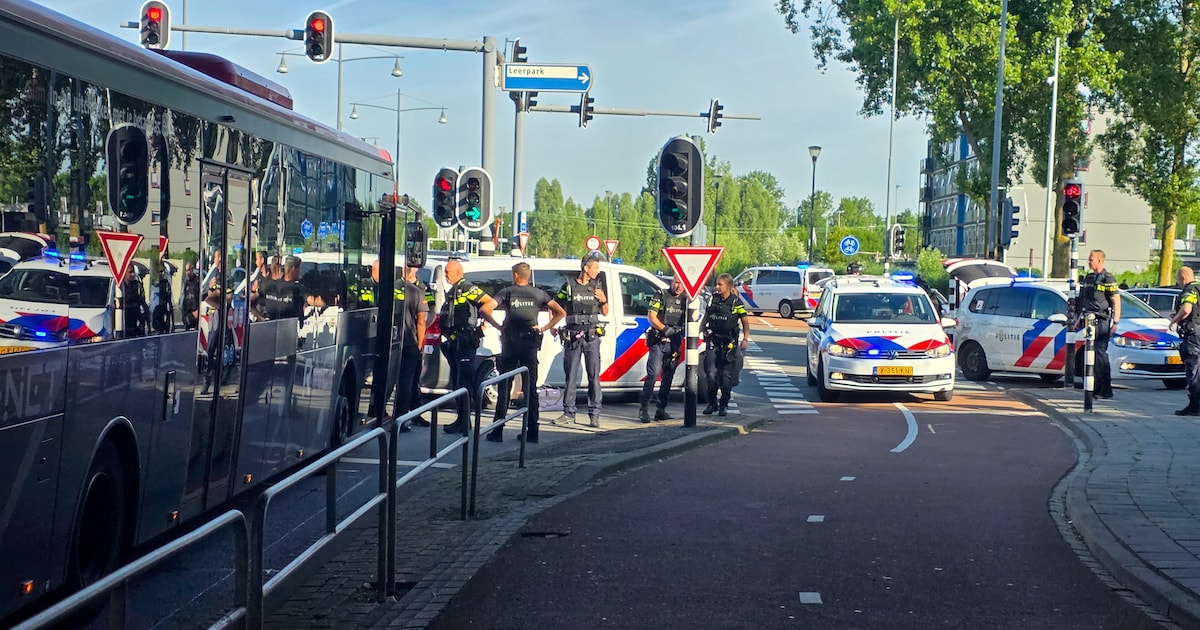 Lijnbus in Dordrecht klemgereden na melding van vuurwapen, blijkt waterpistool