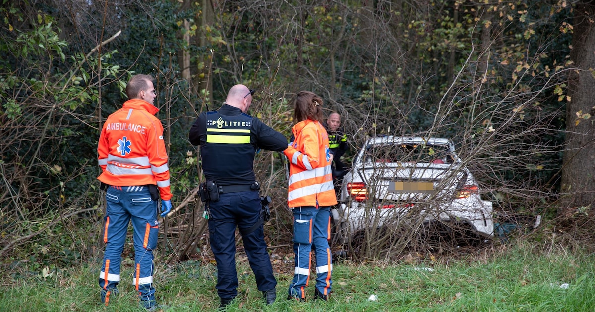 Man (32) uit Bergen op Zoom rijdt al ruim twintig keer rond zonder rijbewijs: crasht na achtervolgin