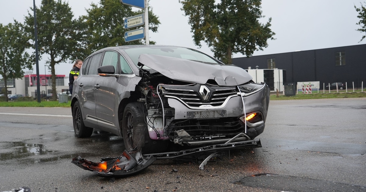 Botsing tussen twee auto’s in Oosterhout: kruising tijdelijk afgesloten