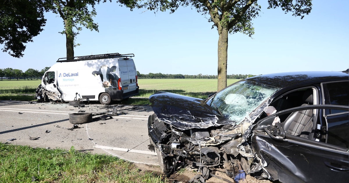 Weg vol brokstukken na ongeval op N277 bij Landhorst