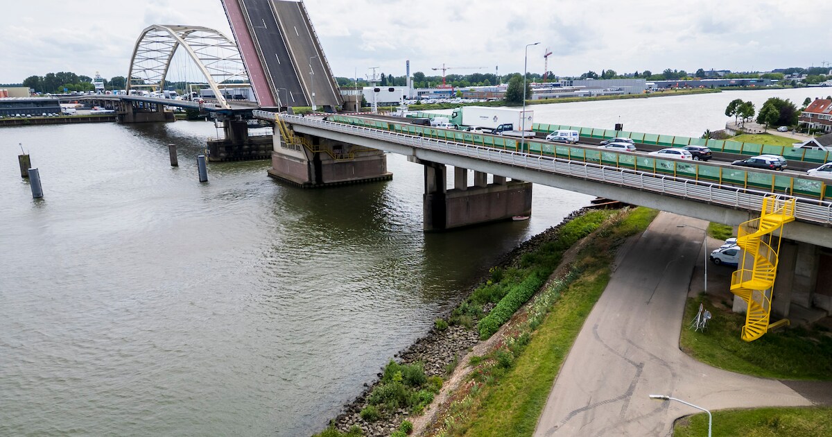 Ongeluk voor Merwedebrug zorgt voor lange file op A27, weg weer vrij