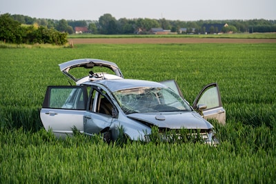 Auto slaat over de kop bij Langeweg, bestuurder met spoed naar ziekenhuis
