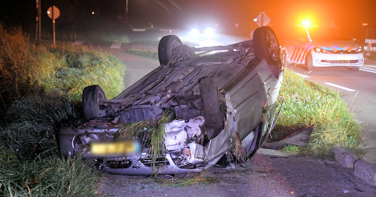 Automobiliste slaat over de kop op de Noordweg in Oostkapelle