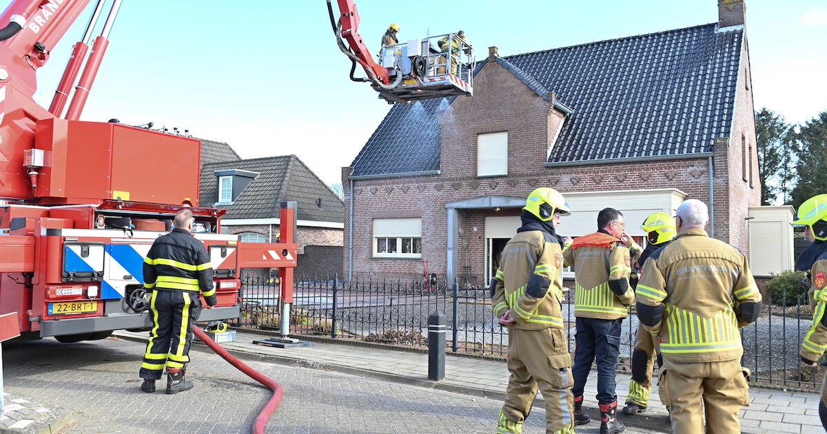 Brand in vrijstaande woning in Sprundel, veel brandweer aanwezig