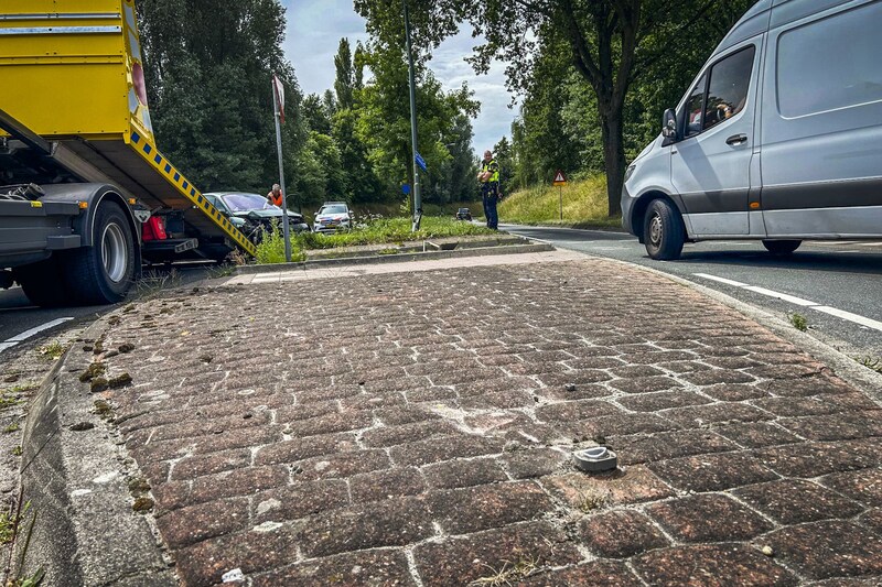 De vrouw raakte drie stoepranden en een middengeleider.
